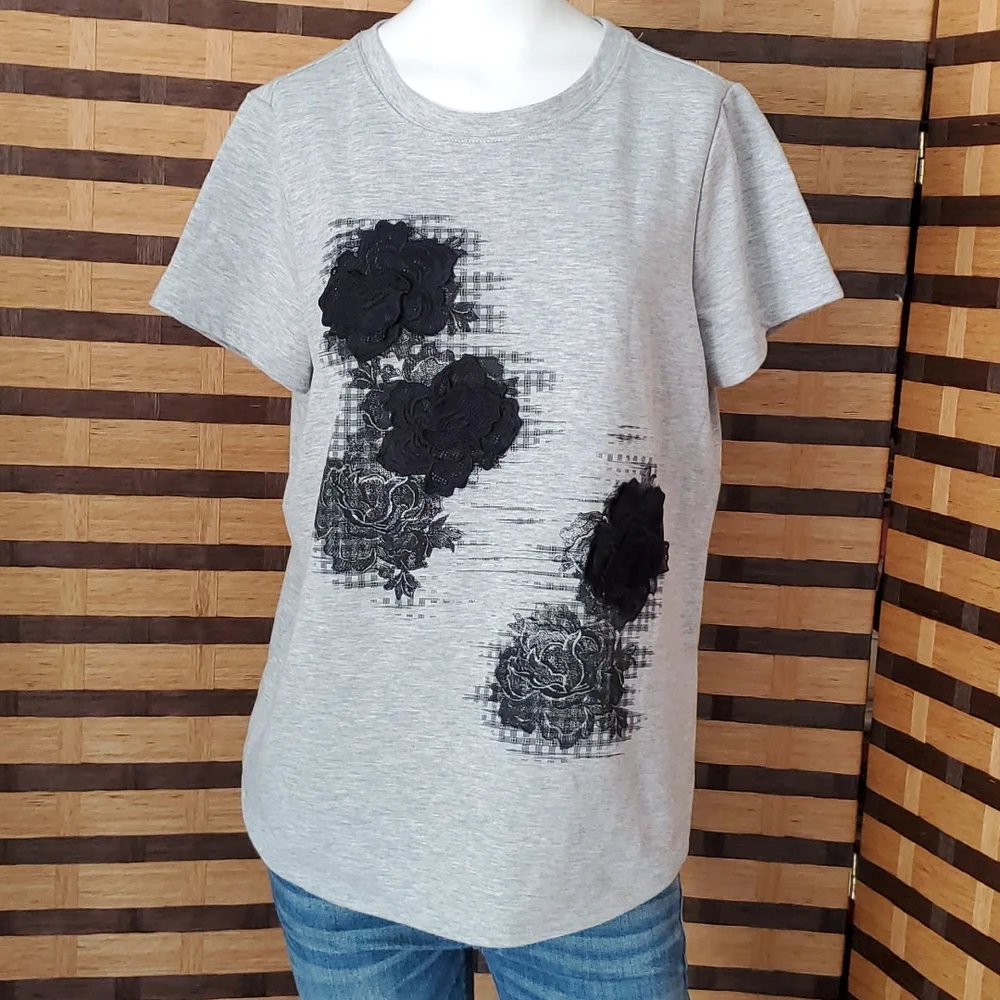 EUC! Simply Vera Wang raised rose tshirt - Picture 1 of 9